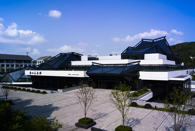 浙江美术展览馆        浙江美术馆坐落于杭州市南山路西子湖畔,毗邻